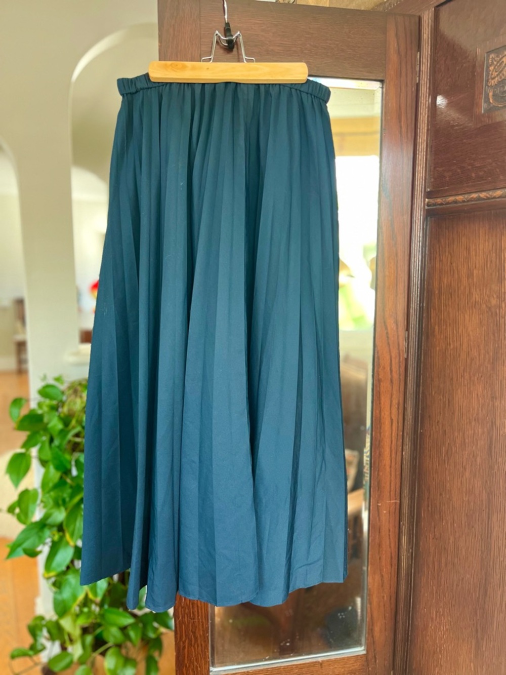Uniqlo pleated skirt. Medium. EUC.